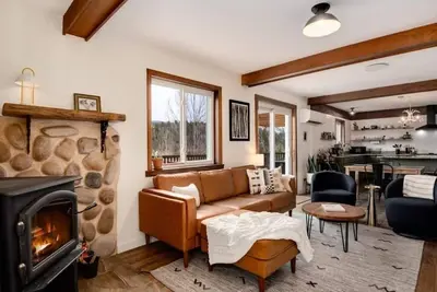 Image de Aspen Glow Cabin - a charming 2-bedroom cabin with mountain views & wood stove