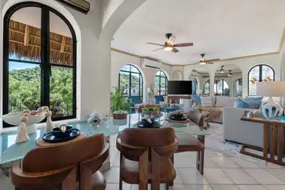 Image de Charming 2br w/ Ac, WiFi & Stunning City + Mountain Views in Romantic Zone