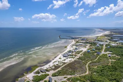 Image de Charming Beachfront Coastal Retreat with Panoramic Sound Views\n