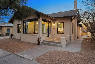 Image de Stay in this spacious, historic home and soak in the hot tub!