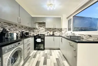 Image de Bright 3-Bedroom House | Driveway & Garden
