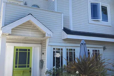 Image de Charming 4 bed 3 bath Cape Cod house steps from the beach.