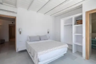 Marvellous Paros Villa | Villa Kallisti | 5 Bedrooms | Large Terrace with Private Pool | Modern Design and Stylish Amenities | Parking Area | Piso Livadi