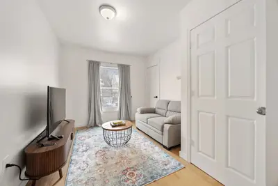 Image de Modern Serenity Stay w/ king Bed, Wifi and Central Air 1 & 1/2 baths!