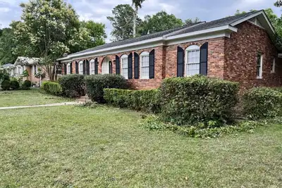 Image de College Family; Close to every Major Event in Town. New Tesla charging station.