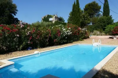 Image de Jolie Maison De Campagne En Provence Proche De Brad & George!