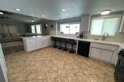 Image de Modern and comfortable five-bedroom home.