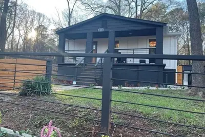 Image de LoveJones Bungalow-Luxury decor, Large deck & backyard, Office, 2 fireplaces