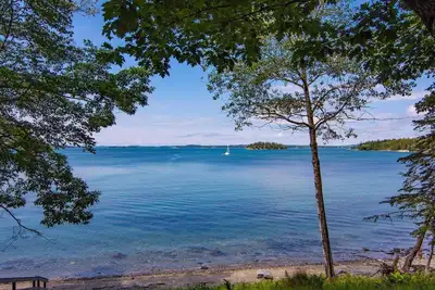 Image de Light-Filled Oceanfront Home Offering Stunning Views of Penobscot Bay