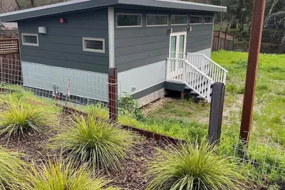 Image de Brand new modern cottage in the heart of Glen Ellen on Sonoma Creek.