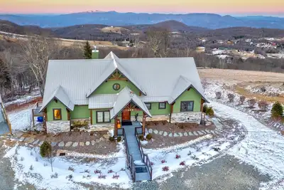 Image de Sunbird Cabin at MontEagle - new, Ev charger, hot tub, King rooms