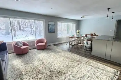 Image de Spacious home overlooking Indiana National Dunes. Five minute drive to beach.