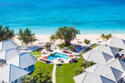 Image de 3-Bedroom Oceanview Condo + Pool Directly on Seven Mile Beach