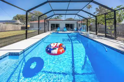 Image de Cinepool Retreat Heated Pool Near Clearwater Beach