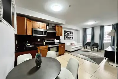 Image de Stylish & Large 2bd Apt next to Reading Terminal