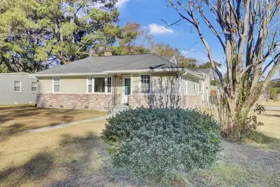 Image de Spacious Home with Master Suite~Central location near downtown, coliseum & more!