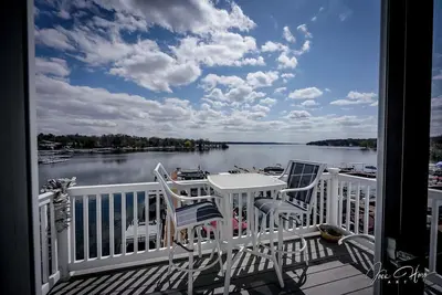 Image de Lakefront Luxury Perched on Green Lake Marina, 3rd Level Corner unit 3bd 2 bath