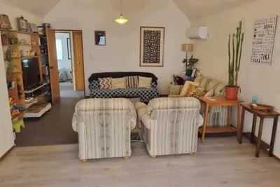 Image de Pictons Home away from Home: 10 minute walk to the township or ferry terminals.