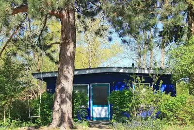 Image de Maison de vacances 'Blauer Bungalow Am See' avec vue sur le lac, terrasse privée et Wi-Fi