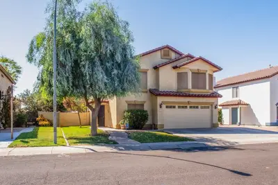 Image de Escape to your perfect getaway in Glendale, Az! Enjoy spacious, comfort, and fun