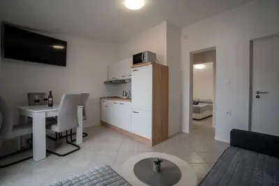 Image de Appartement d'une chambre avec le balcon et la vue sur le mer Vir (A-23689-c)