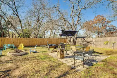 Image de Grills, Fire Pit & Yard: Central Granbury Home!