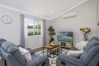Image de Bright and Spacious 2-Bed Thornlie Family Home