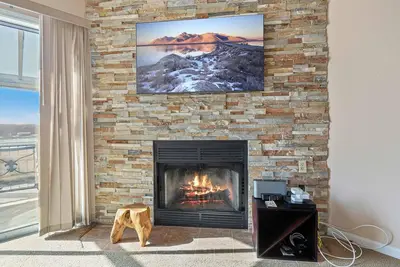 Image de 3br Lakefront Penthouse | Screened Patio + Views