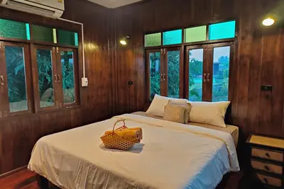 Image de Charming Thai-style villa in lush greenery 10 mins from bus station near city.