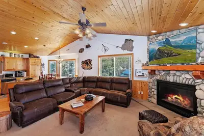 Image de Moonlight Escape By Destination Big Bear:Cozy 4 Bedroom Log Cabin! Foosball! Pet Friendly! Fully Fenced Yard!