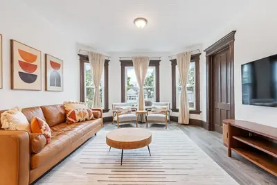Image de Sleek Space: Open & Airy, Close to Key Spots