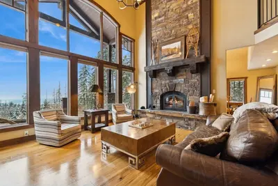 Image de Home with Beautiful Mountain Views and Fireplace!