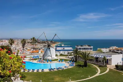 Image de Windmill Hill 2 bed 2 bath ground floor apt, with air con and sea views