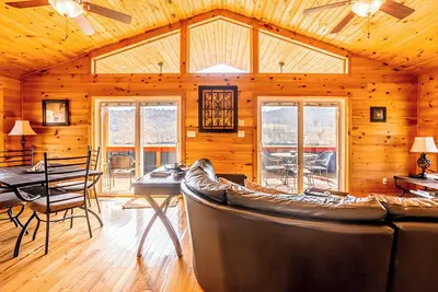 Image de Charming riverside with stunning views, cozy interiors, full amenities, and spacious decks.