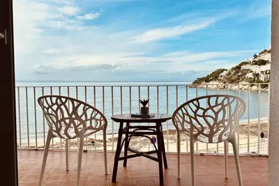 Image de Villa Catherine. Amplio apartamento para 6 sobre el mar en Roses