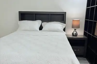 Image de Beautiful Renovated Basement Apartment