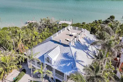 Image de Stunning bayside retreat with golf cart!