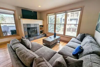 Image de Spacious, updated, Walk to Slopes, & Hot tub