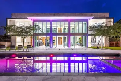 Image de Spacious 9-bedroom house, Sleeps 20 with mega-pool and stables