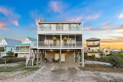 Image de Available for Fall Stays! North Cape! Gulf Views! Minutes from the Beach! Outdoor Shower! Grill!