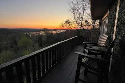 Image de The Beaver Lake Escape- Lake Views - Fireplace - King Beds - 5 mins to Dt Rogers