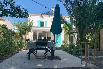 Image de Maison familiale lumineuse avec grand jardin arboré, tout près de la plage