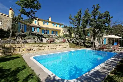 Image de Maison de vacances avec terrasse et piscine