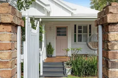 Image de Exquisite, Stunning & Central! Cdb Fringe Cottage!