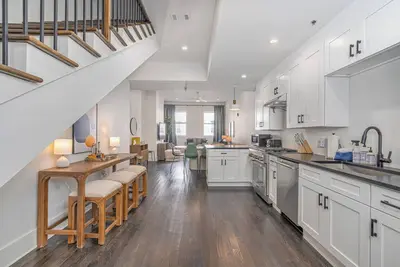 Image de Rooftop Deck on Broughton!