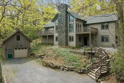 Image de Dual Living Spaces Within Walking Distance From Slopes