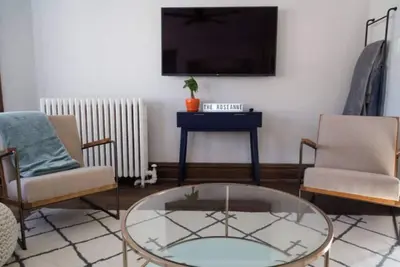 Image de Large Renovated Delightful 2nd Floor Suite in Forest Park