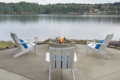 Image de Modern Waterfront Home. Indoor/Outdoor Living with Easy Beach Access. Views! !