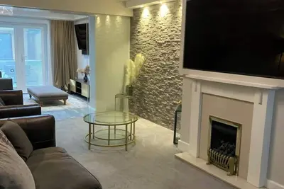 Image de 7 bed | 3 bath | M25 | Parking | Long term group bookings