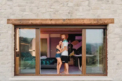 Image de Beautiful cottage, newly built with in-room jacuzzi, and outdoor pool